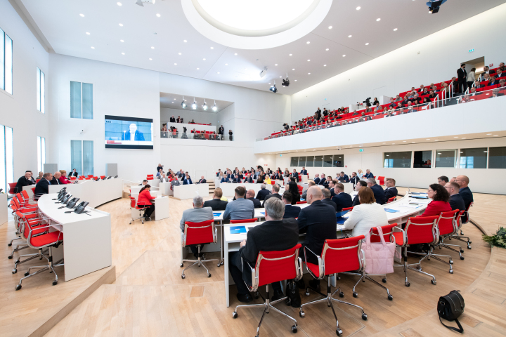 Blick in den Plenarsaal zu Beginn der konstituierenden Sitzung des 8. Landtages