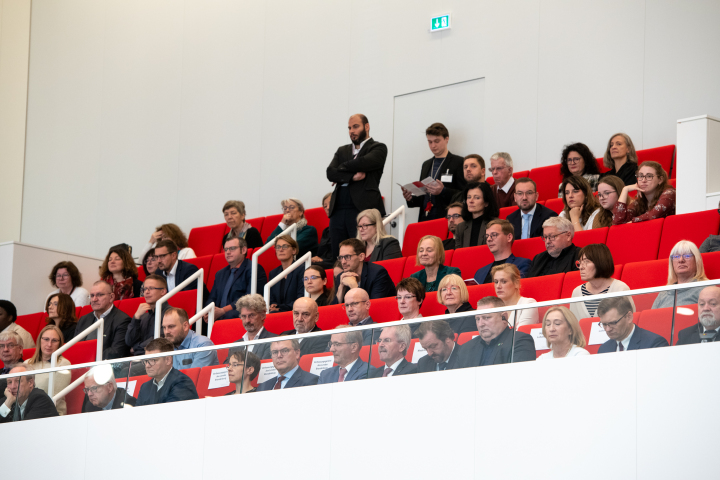 Blick auf die Besuchertribüne während der konstituierenden Sitzung des 8. Landtages