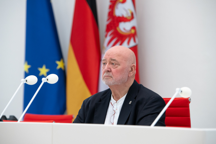 Alterspräsident Reinhard Simon (BSW-Fraktion) eröffnete die konstituierende Sitzung des 8. Landtages.