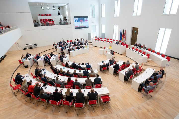 Blick in den Plenarsaal während der Rede der Landtagspräsidentin bei der konstituierenden Sitzung des 8. Landtages