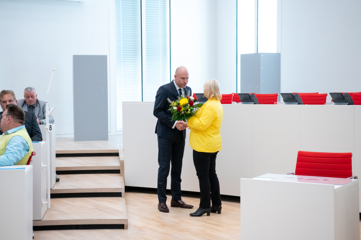 Landtagspräsidentin Prof. Dr. Ulrike Liedtke (r.) gratuliert dem neu gewählten Vizepräsidenten des Landtages Daniel Münschke (AfD-Fraktion).