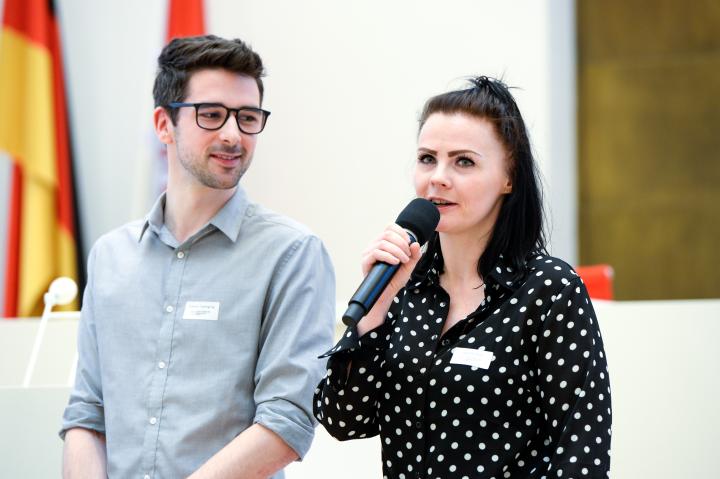 Die Youtuber Jennifer Arp und Tommy Toalingling stellen sich den Jugendlichen vor.