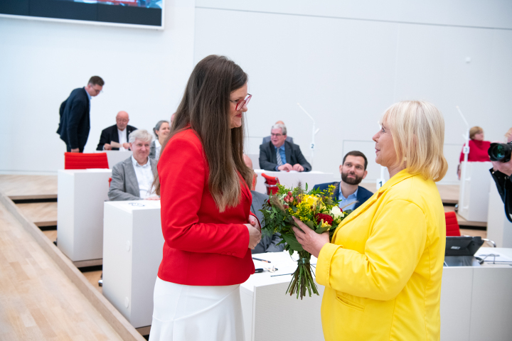 Landtagspräsidentin Prof. Dr. Ulrike Liedtke (r.) gratuliert der neu gewählten Vizepräsidentin des Landtages Dr. Jouleen Gruhn (BSW-Fraktion).