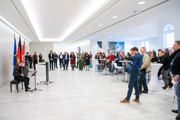 Blick in die Lobby während der Ausstellungseröffnung