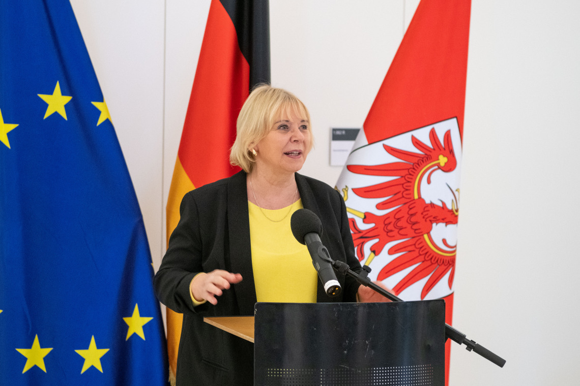 Begrüßung der Landtagspräsidentin Prof. Dr. Ulrike Liedtke zur Ausstellungseröffnung in der Lobby des Landtages