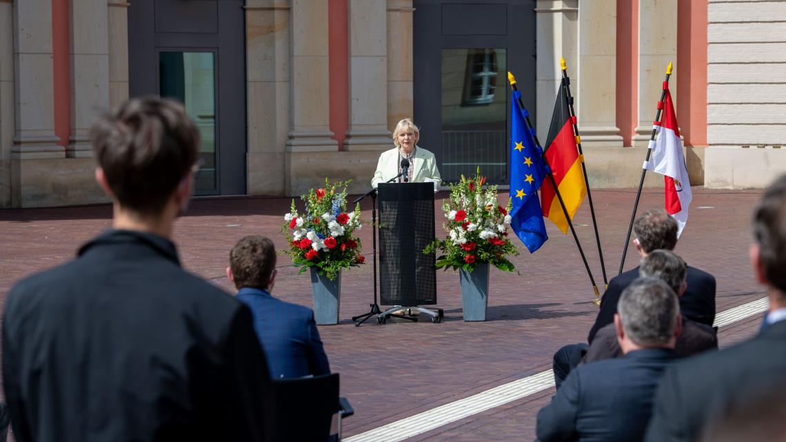 Gedenkveranstaltung im Innenhof des Landtag Brandenburg an die Befreiung vom Nationalsozialismus und an das Ende des Zweiten Weltkrieges in Europa vor 76 Jahren: Landtagspräsidentin Prof. Dr. Ulrike Liedtke mahnte in ihrer Rede eine die Generationen überdauernde Verantwortung Deutschlands für Erinnerung und Aussöhnung an.