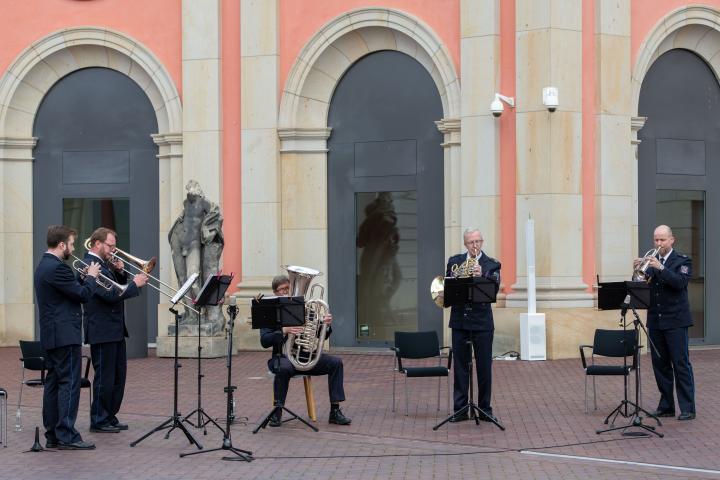 Musikalische Umrahmung der Gedenkveranstaltung zum 76. Jahrestag der Befreiung durch das Blässer Quintett des Landespolizeiorchesters Brandenburg.