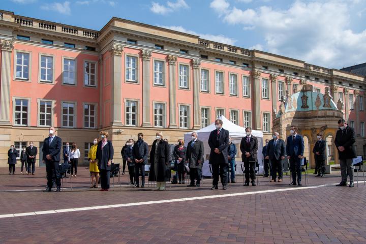 Gedenken anlässlich der Befreiung vom Nationalsozialismus und an das Ende des Zweiten Weltkrieges in Europa vor 76 Jahren im Innenhof des Landtages.