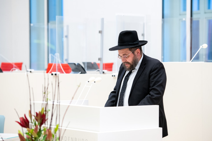 Rabbiner Ariel Kirzon von der Jüdischen Gemeinden Stadt Potsdam e. V. spricht das Psalmgebet