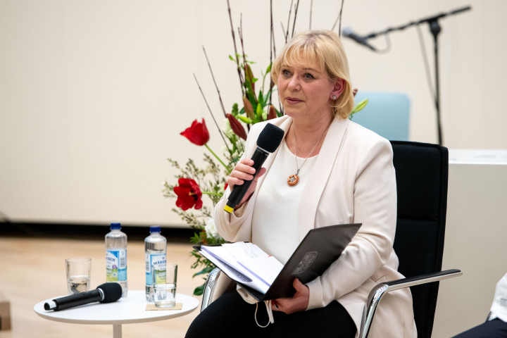 Begrüßung und Eröffnung der Podiumsdiskussion durch die Landtagspräsidentin Prof. Dr. Ulrike Liedtke