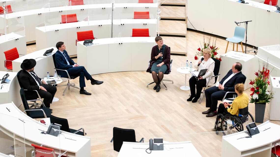 Blick in den Plenarsaal während der Eröffnung der Podiumsdiskussion