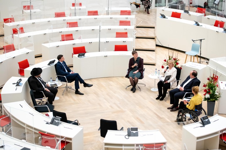 Blick in den Plenarsaal während der Eröffnung der Podiumsdiskussion