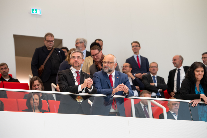Blick auf die Besuchertribüne während der konstituierenden Sitzung des 8. Landtages