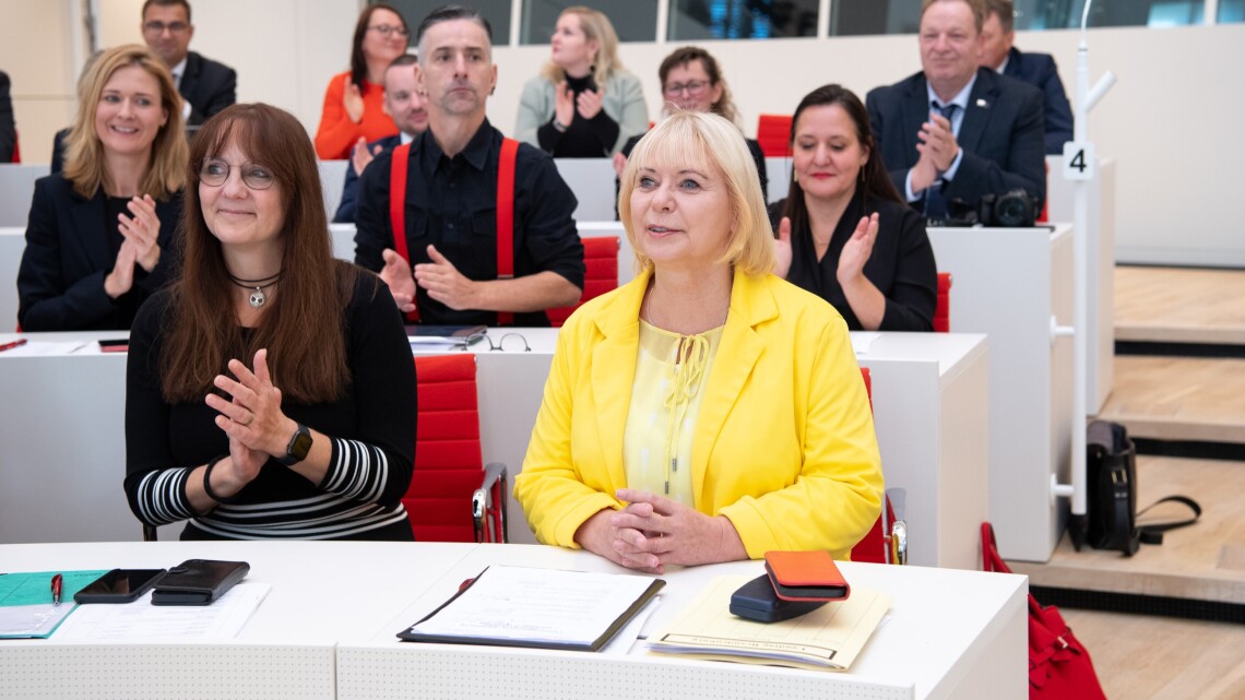 Landtagspräsidentin Prof. Dr. Ulrike Liedte (r.) nimmt die Wahl an.
