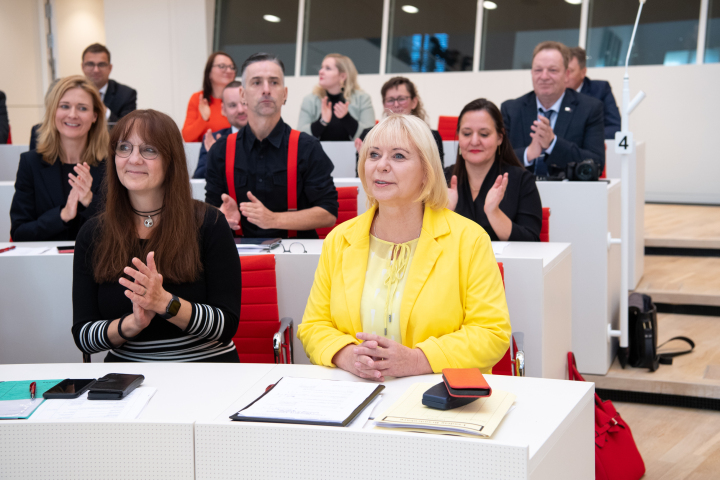 Landtagspräsidentin Prof. Dr. Ulrike Liedte (r.) nimmt die Wahl an.