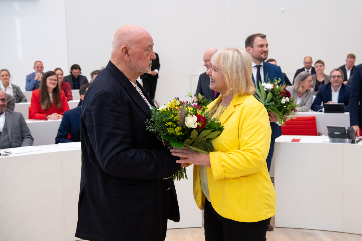 Alterspräsident Reinhard Simon (l.) gratuliert der wiedergewählten Landtagspräsidentin Prof. Dr. Ulrike Liedtke (SPD-Fraktion).