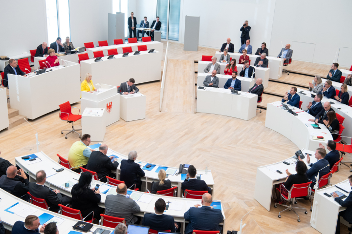Blick in den Plenarsaal während der Rede der Landtagspräsidentin bei der konstituierenden Sitzung des 8. Landtages