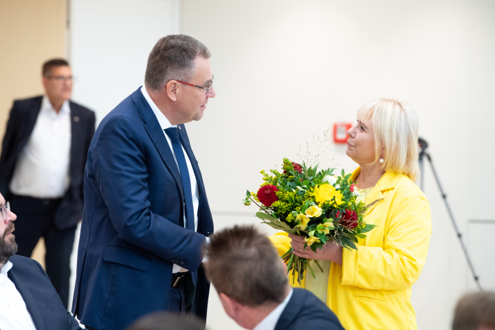 Landtagspräsidentin Prof. Dr. Ulrike Liedtke (r.) gratuliert dem neu gewählten Vizepräsidenten des Landtages Rainer Genilke (CDU-Fraktion).