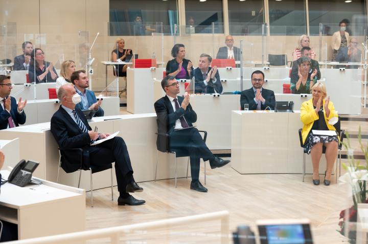 Blick in die 1. Reihe während der Feierstunde. V. l. n. r.: Ministerpräsident Dr. Dietmar Woidke, Botschafters der Republik Polen  S.E. Andrzej Przylebski und Landtagspräsidentin Prof. Dr. Ulrike Liedtke