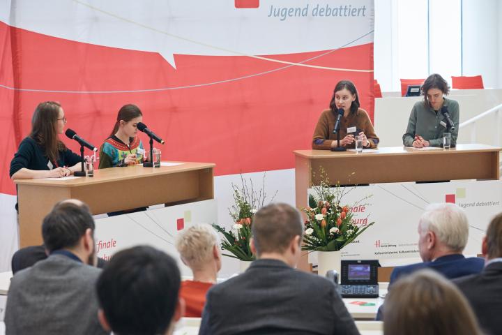Finaldebatte in der Altersgruppe I: v. l. n. r. Amely Wernitz, Johanna Liebe, Paula Fürstenberg und Caroline Rabe