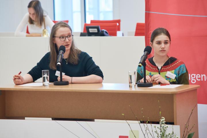 Finaldebatte in der Altersgruppe I: Amely Wernitz (l.) und Johanna Liebe (r.)