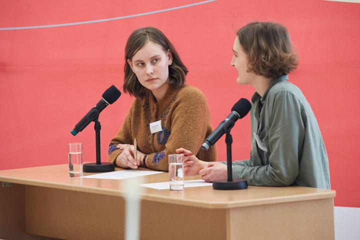 Finaldebatte in der Altersgruppe I: Paula Fürstenberg (l.) und Caroline Rabe (r.)