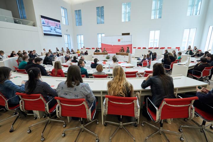 Blick in den Plenarsaal während der Finaldebatte der Altersgruppe I