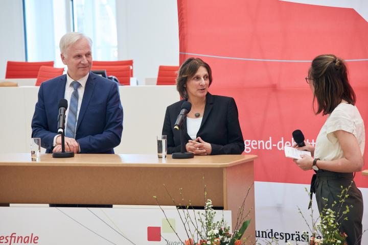 Podiumsgespräch mit dem Landtagsvizepräsidenten Dieter Dombrowski (l.) und der Ministerin für Bildung, Jugend und Sport Britta Ernst (m.)