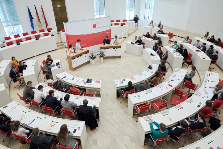 Blick in den Plenarsaal während der Finaldebatte der Altersgruppe II