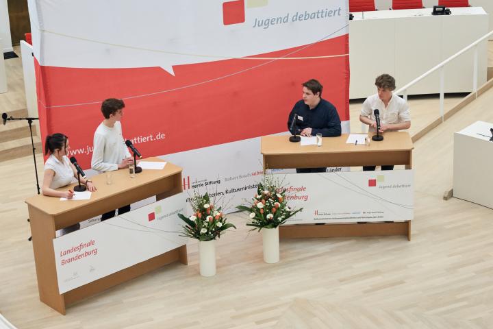 Finaldebatte in der Altersgruppe II: v. l. n. r. Emelie Seiert, Robert Simon, Emil Krause und Raban Gießler