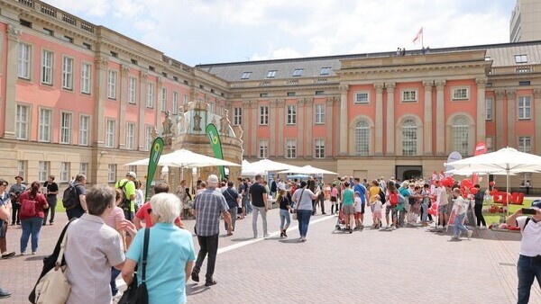 Bürgerinnen und Bürger im Innenhof des Landtages beim Tag der offenen Tür