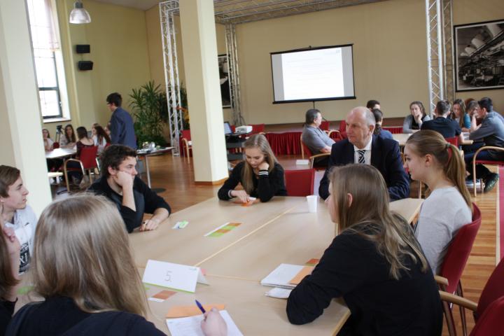 Der Ministerpräsident Dr. Dietmar Woidke (SPD-Fraktion) im dialogP-Gespräch mit den SchülerInnen.