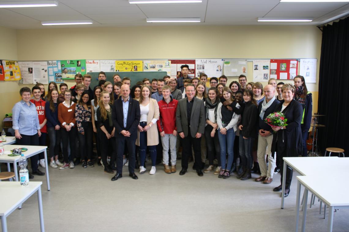 Gruppenfoto der Teilnehmerinnen und Teilnehmer, sowie der Abgeordneten an dialogP an der Katholischen Schule Bernhardinum Fürstenwalde/Spree am 16.03.2017.