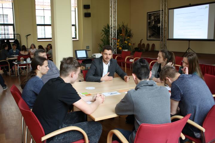Der Abgeordnete Raik Nowka (CDU-Fraktion) im dialogP-Gespräch mit den SchülerInnen.