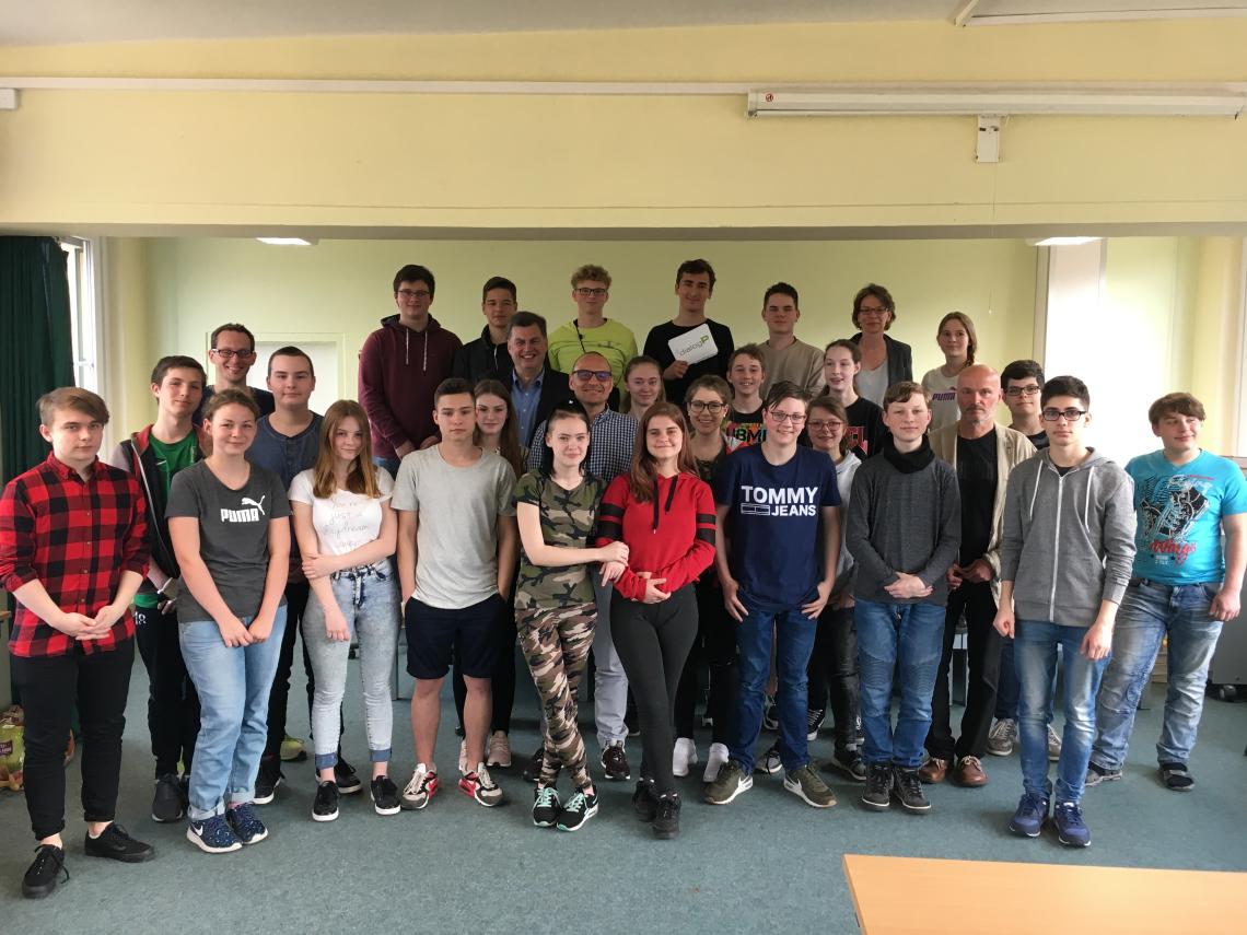 Gruppenfoto der Schülerinnen, Schüler und Abgeordneten zur Dialogveranstaltung an der Herder Europaschule Königs Wusterhausen.