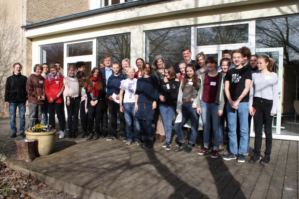 Gruppenfoto der Teilnehmerinnen und Teilnehmer, sowie der Abgeordneten an dialogP an der Montessori-Oberschule Potsdam am 16.03.2017.