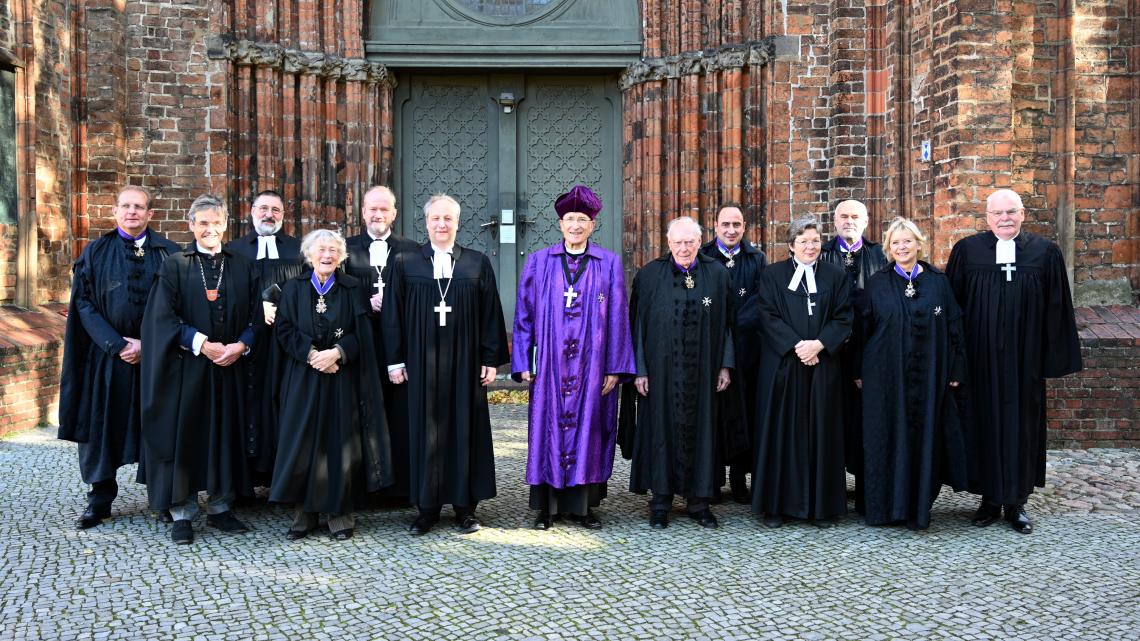  Landtagspräsidentin Prof. Dr. Ulrike Liedtke (2. v. r.) und weitere Mitglieder des Domkapitels