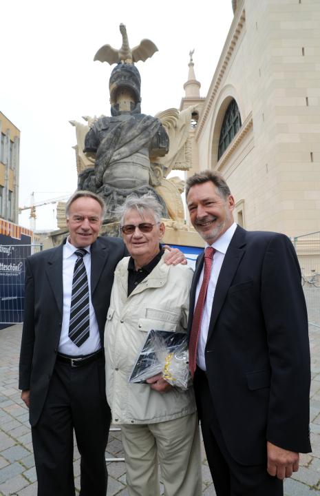 V. l. n. r.: Landtagspräsident Gunter Fritsch, Stifter der dritten Trophäe Hans-Jürgen Zippel und Oberbürgermeister der Landeshauptstadt Potsdam Jann Jakobs