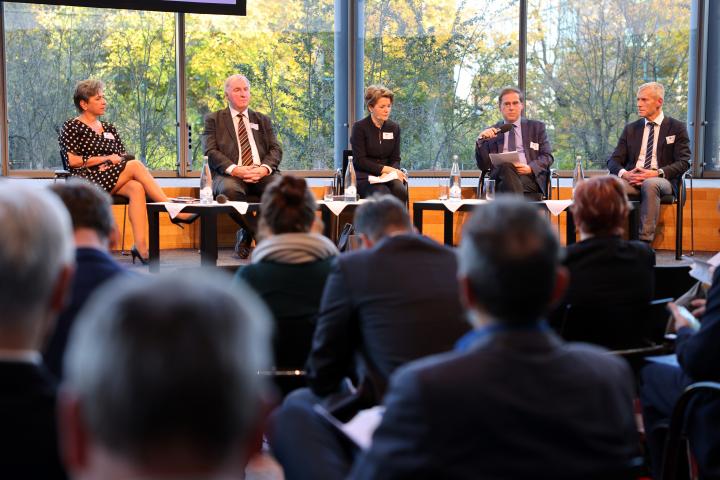 Podiumsdiskussion mit Barbara Richstein (Vizepräsidentin des Landtages), Karl-Heinz Lambertz (Präsident der Deutschsprachigen Gemeinschaft Belgiens, Präsident a. D. und Mitglied des Europäischen Ausschusses der Regionen), Dr. Mechthild Baumann (Moderatorin), Jobst-Hinrich Ubbelohde (Staatssekretär für Europa) und Helmut Scholz (Mitglied des Europäischen Parlaments) (v. l. n. r.)