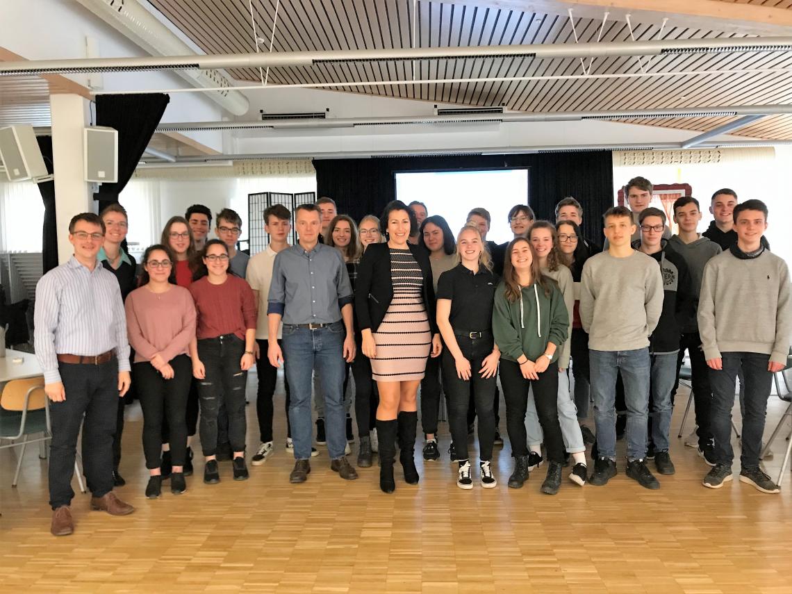 Gruppenfoto der Schülerinnen, Schüler und Abgeordneten zur Dialogveranstaltung am Heinitz-Gymnasium Rüdersdorf