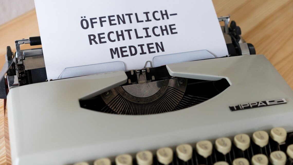 Symbolbild Medienstaatsvertrag - Schreibmaschine mit Blatt