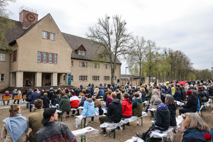 Gedenkveranstaltung auf dem Vorplatz der ehemaligen Kommandantur in der Gedenkstätte Ravensbrück