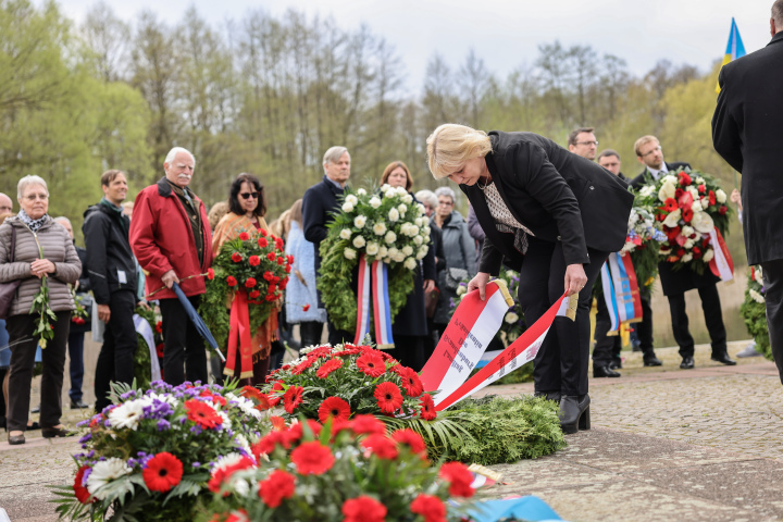 Landtagspräsidentin Prof. Dr. Ulrike Liedtke bei der Kranzniederlegung am Mahnmal "Die Tragende" in der Gedenkstätte Ravensbrück