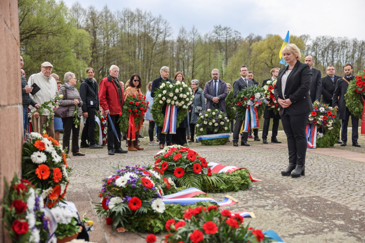 Landtagspräsidentin Prof. Dr. Ulrike Liedtke bei der Kranzniederlegung am Mahnmal "Die Tragende" in der Gedenkstätte Ravensbrück