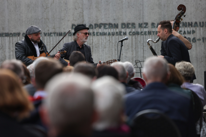 Musikalische Begleitung der Gedenkveranstaltung durch die Mitglieder des Moka Efti Orchestra