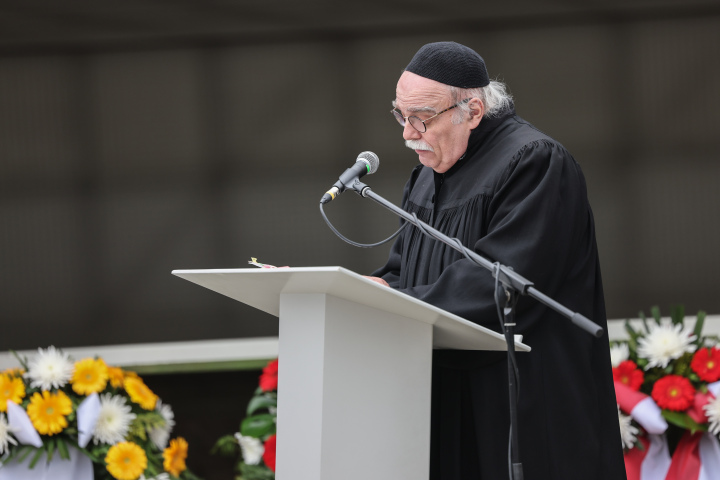 Rabbiner Prof. Dr. Andreas Nachama spricht das Kaddisch
