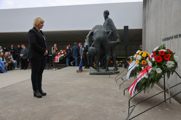 Landtagspräsidentin Prof. Dr. Ulrike Liedtke bei der Kranzniederlegung am Zentralen Gedenkort "Station Z" in der Gedenkstätte Sachsenhausen