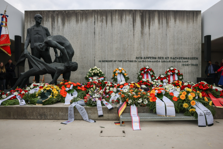 Kranzniederlegung am Zentralen Gedenkort "Station Z" in der Gedenkstätte Sachsenhausen