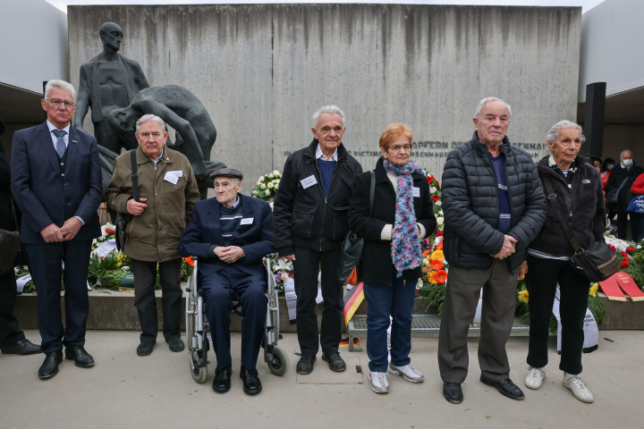 Alle anwesenden Holocaust-Überlebenden bei der Gedenkveranstaltung
