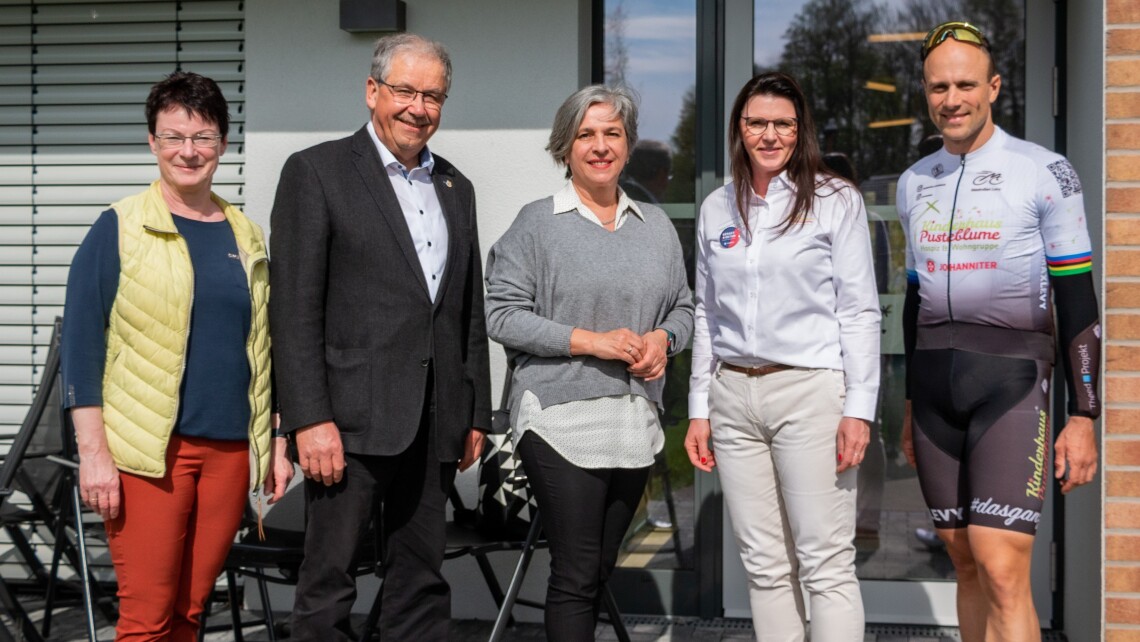 v. l. n. r.: Roswitha Schier (MdL), Landrat Harald Altekrüger, Vizepräsidentin Barbara Richstein, Daniela Konzack (Leiterin des Johanniter-Kinderhauses „Pusteblume“), Maximilian Levy (Botschafter des Kinderhauses und ehemaliger Bahnradsportler, jetzt Bundestrainer der Jugend und Junioren).